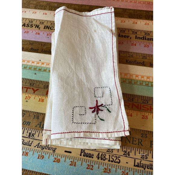 Set 4 Hand Embroidered LINEN Christmas Dinner Napkins Holly Table Linens VINTAGE - Picture 11 of 11